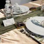 Eleganter gedeckter Tisch mit Wasserflasche, Gläsern und Dekoration bei Bürgerverein Lindweiler.