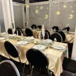 Festlich gedeckter Tisch im Bürgerverein Lindweiler mit Sternen-Dekoration.