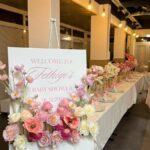 Blumen und Willkommensschild für Baby Shower bei Bürgerverein Lindweiler.