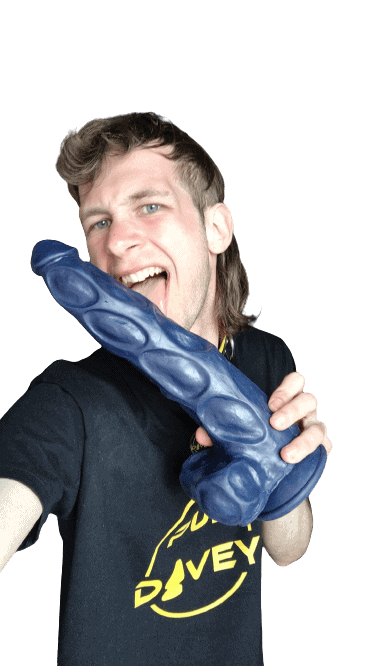 Fröhlicher Mann mit langen Haaren hält einen großen blauen Gummischlauch, trägt ein schwarzes T-Shirt mit "DAVEY" Logo, vor einem weißen Hintergrund, Fokus auf Gesicht und Requisiten.