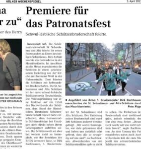 Schützenbrüder marschieren in traditionellen grünen Uniformen mit Fackeln durch den Mauritiuskirchhof beim Patronatsfest.