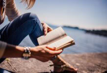 daily-mom-parent-portal-fun-books-to-read-on-vacation-featur