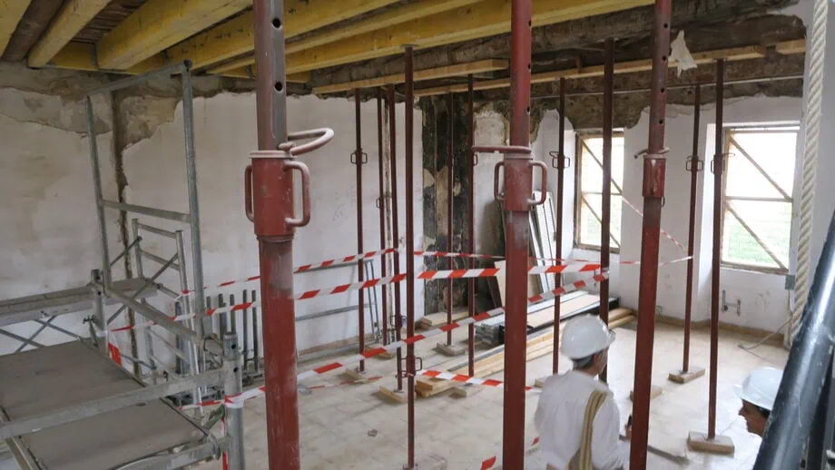 Les travaux de gros œuvre dans un immeuble acquis par la Spla-in, rue Clovis-Hugues, à la Belle de Mai. (Photo : B.G.)
