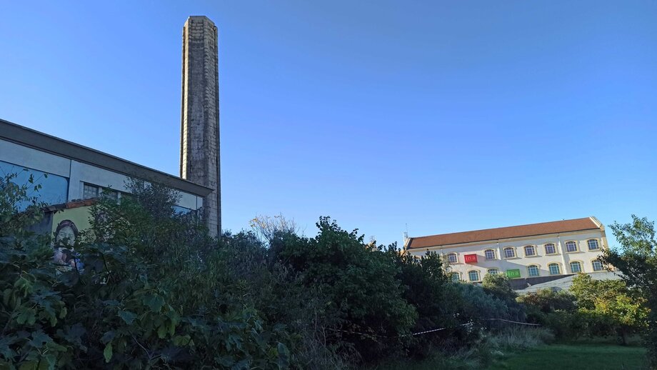 La cheminée du pôle média qui domine le jardin Levat. (Photo : J.V.)
