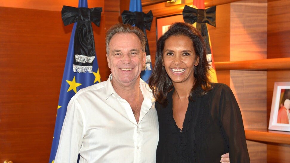 Pour rénover sa maison, Karine Le Marchand prend un chèque de 117 000 euros  de la région - Marsactu