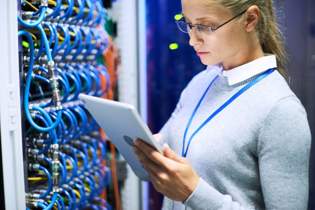 Ingenieurin, die mit Computernetzwerken arbeitet