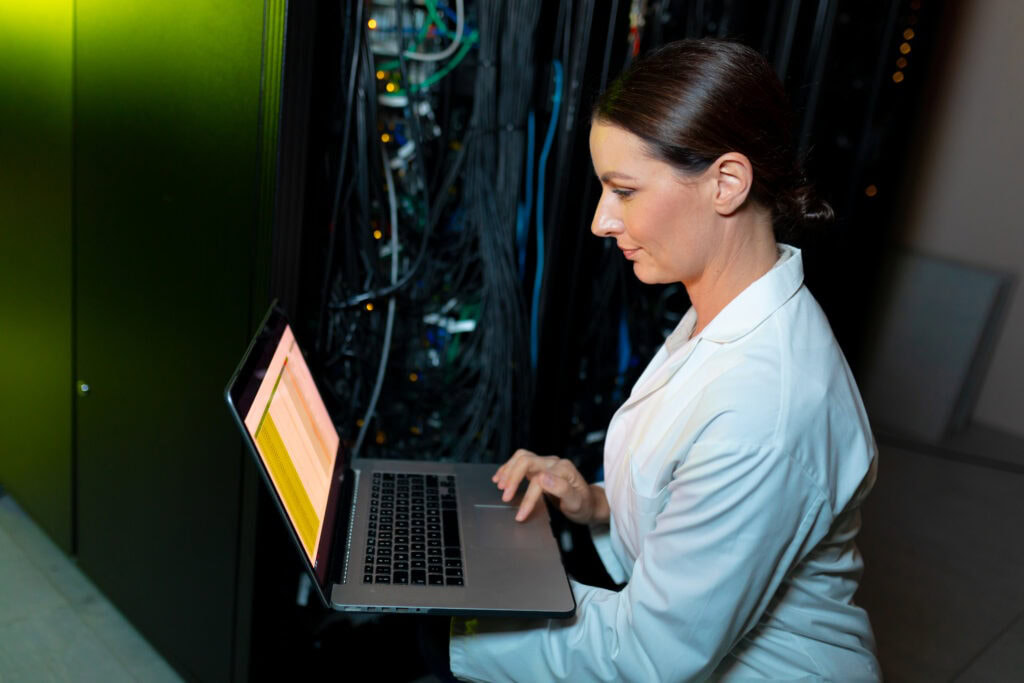 Ein Server ist das Herzstück jeder Online-Plattform, von Websites über mobile Apps bis hin zu Cloud-Diensten.