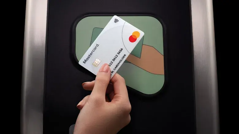 A Guide of Payment Modes in Singapore for Travelers: Best Tips for Transport, Dining, and Hawker Centres 6 Transportation MRT Cashless with Credit Card