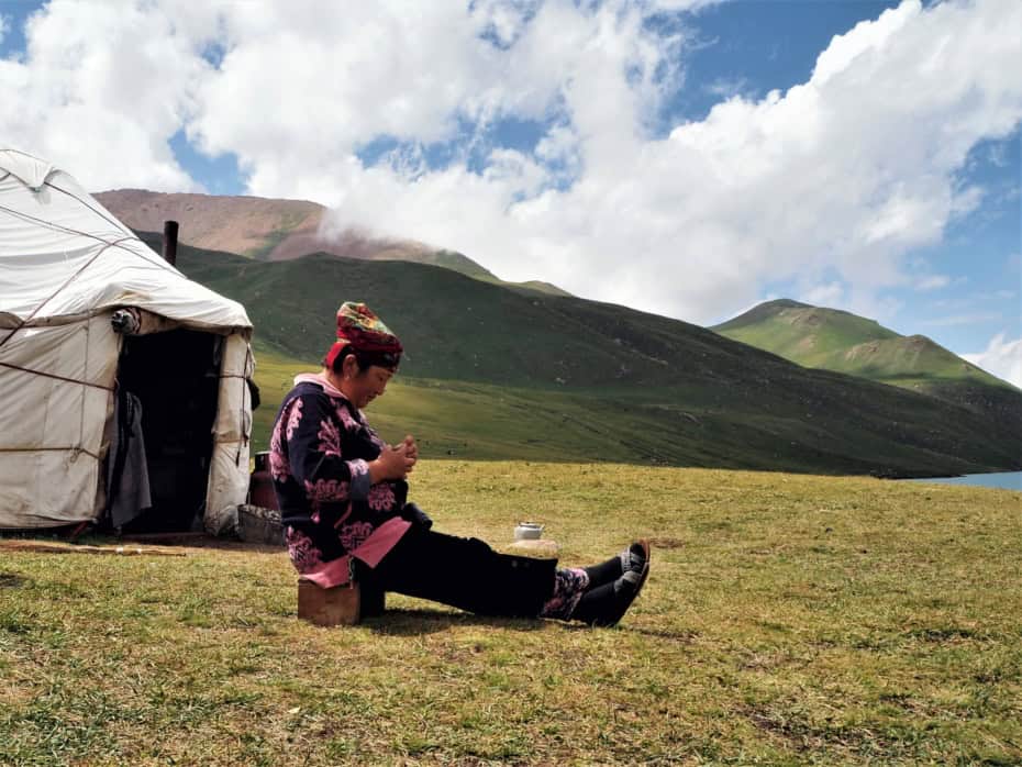 Nomade kirgize face au lac Kol Ukok