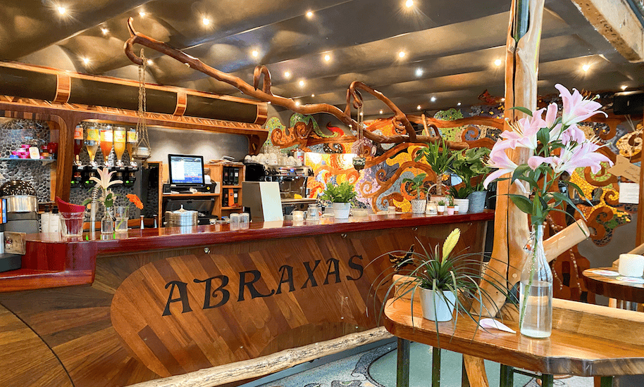 Abraxas Coffeeshop mit seiner schöner Holzbar und buntem Ambiente gleich beim Damplatz in Amsterdam.