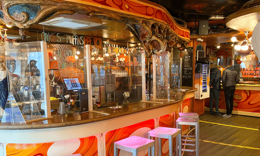 Farbenfrohe Bar im Coffeeshop De Dampkring in Amsterdam.