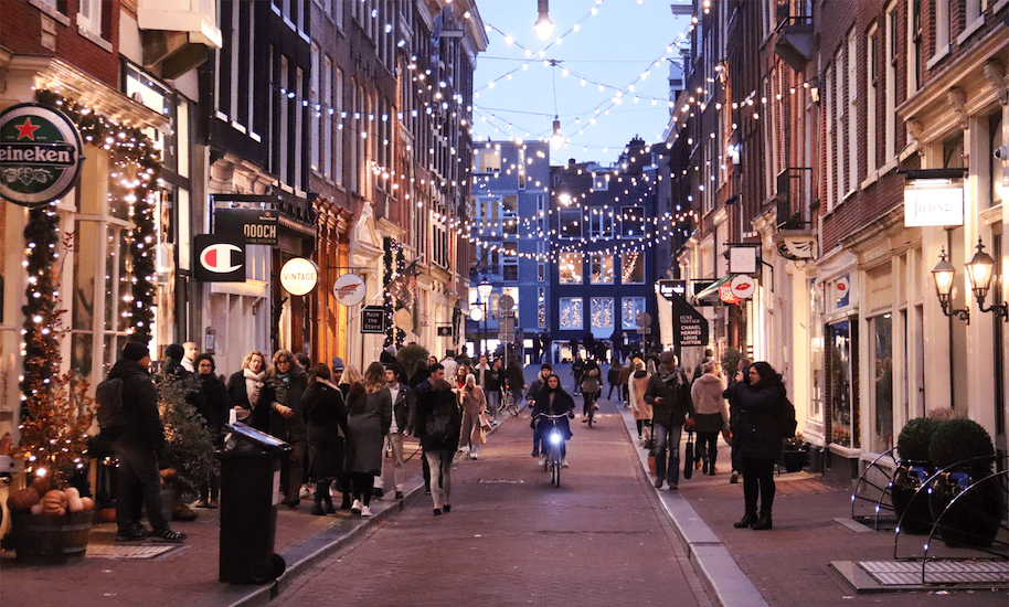 Die Negen Straatjes Einkaufsstraße mit Weihnachtsbeleuchtung an den Häusern