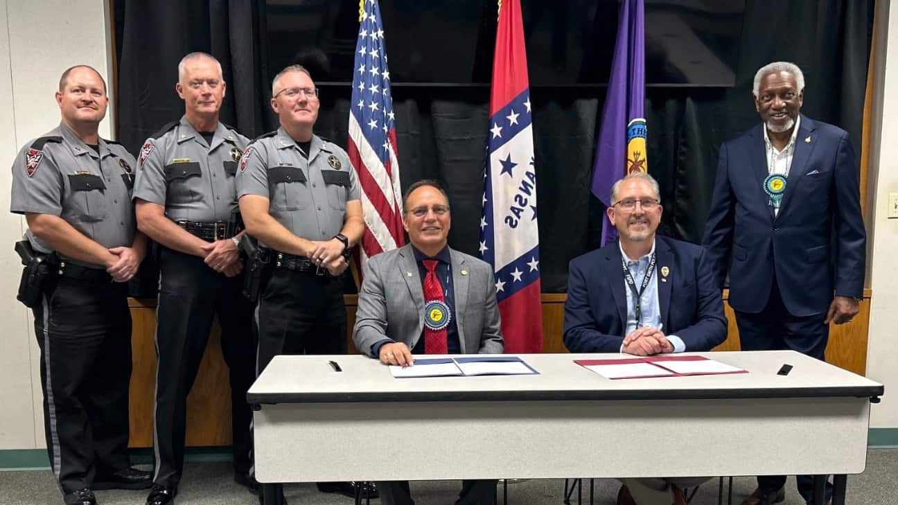 Chief Batton signing Fort Smith agreement