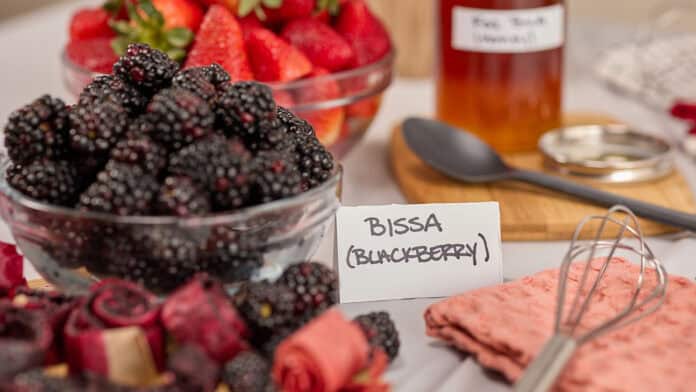 A bowl of blackberries