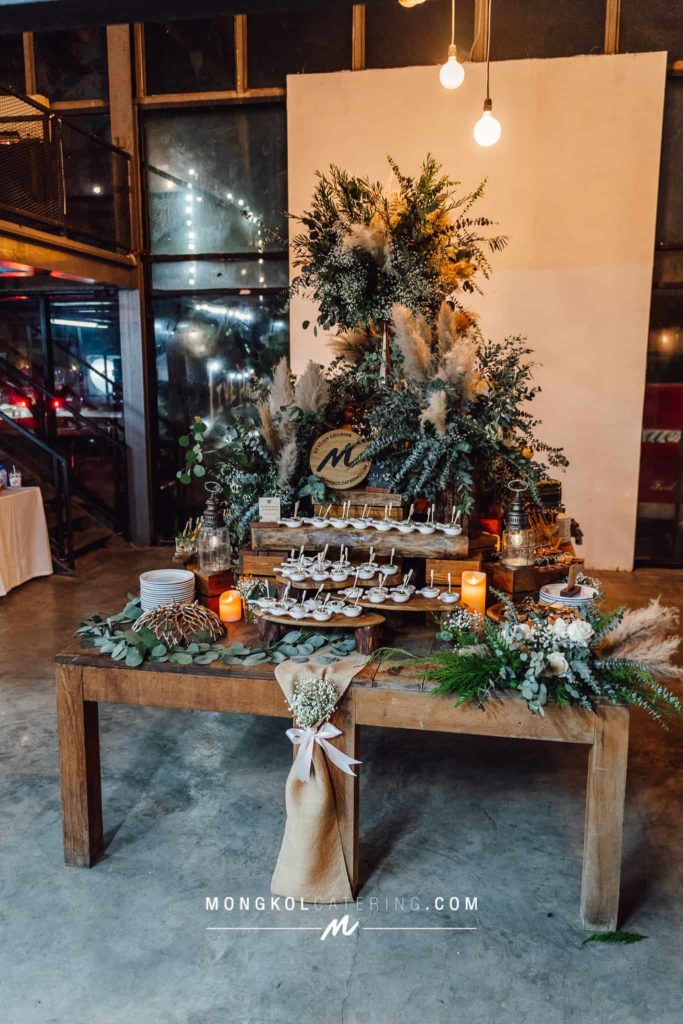 งานแต่งงาน สไตล์ Rustic Greenery พร้อมจัดโต๊ะนั่งทานสวยงาม @ About Studio