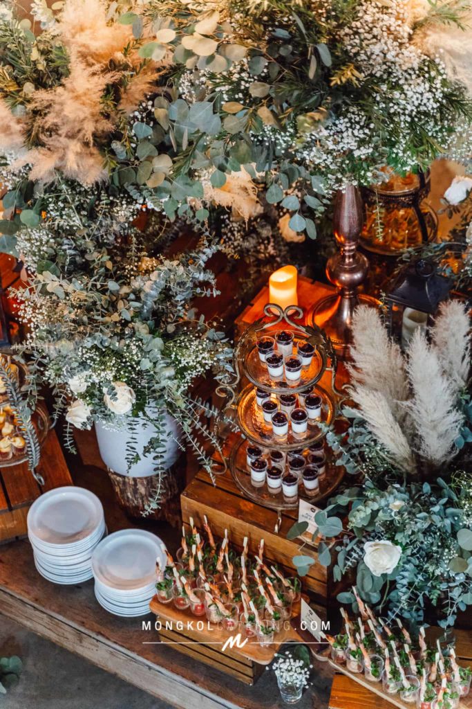 งานแต่งงาน สไตล์ Rustic Greenery พร้อมจัดโต๊ะนั่งทานสวยงาม @ About Studio