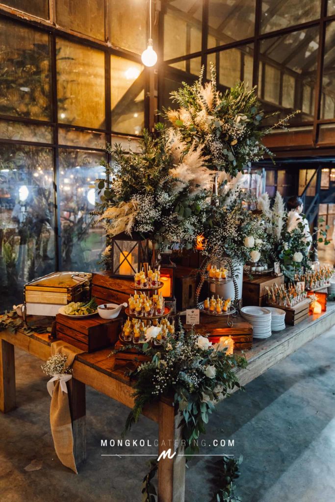 งานแต่งงาน สไตล์ Rustic Greenery พร้อมจัดโต๊ะนั่งทานสวยงาม @ About Studio
