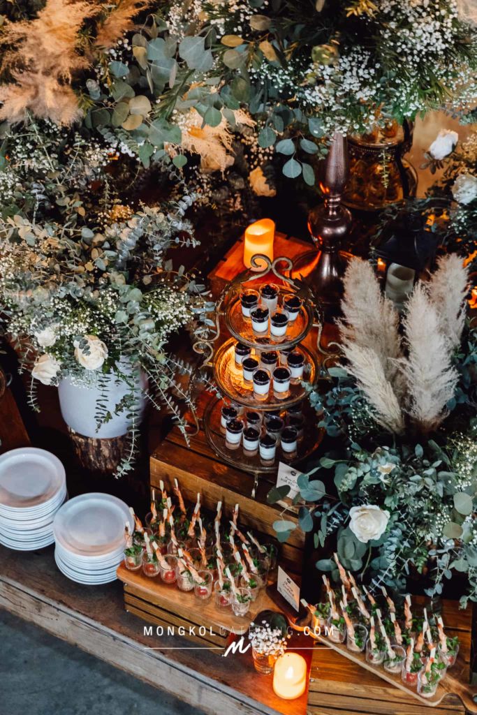 งานแต่งงาน สไตล์ Rustic Greenery พร้อมจัดโต๊ะนั่งทานสวยงาม @ About Studio