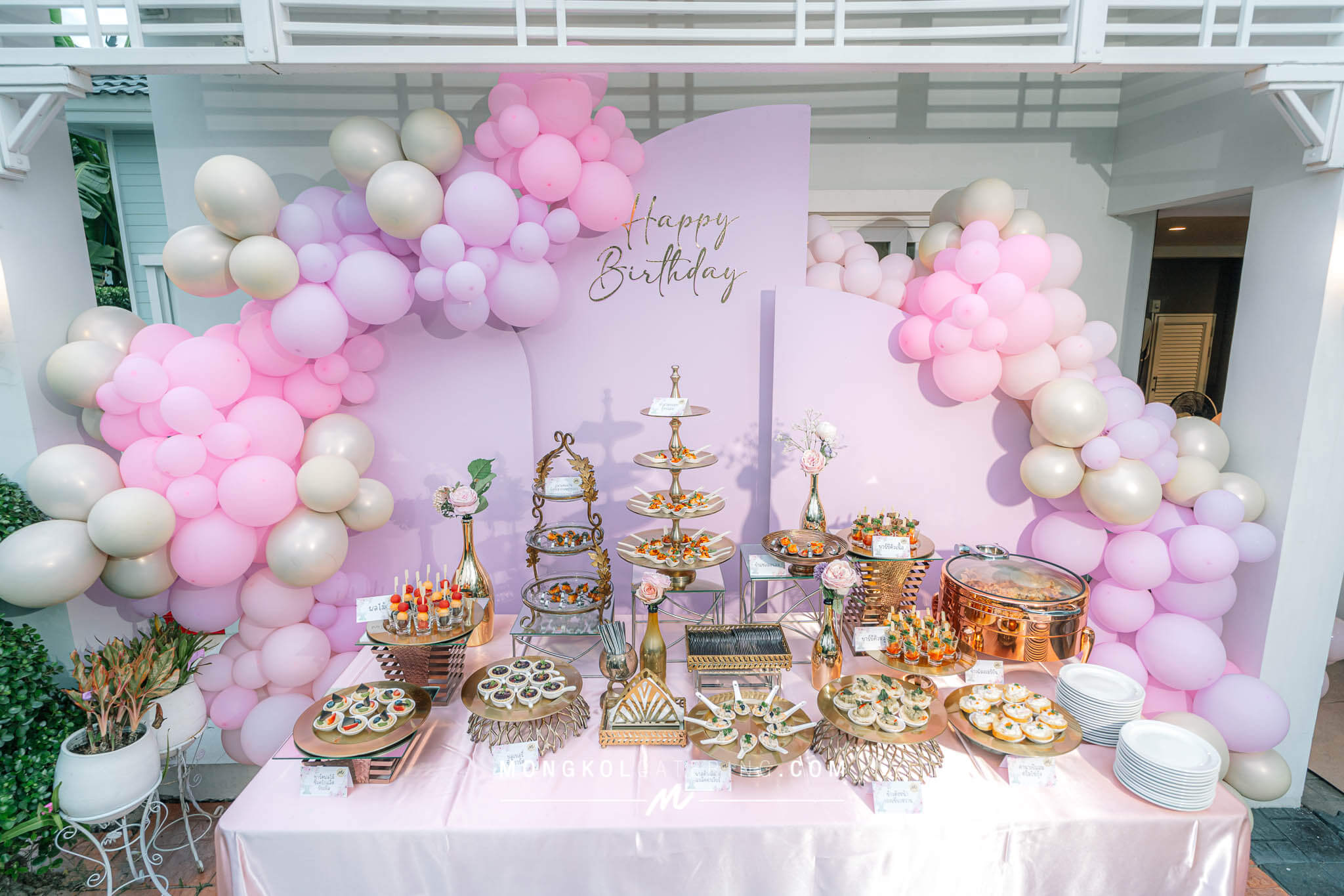 งานวันเกิดลูกเด็กน้อย ตีมลูกโป่งสีชมพูพร้อมฉาก