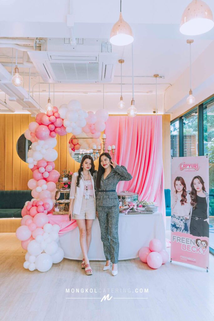 จัดค็อกเทลพร้อมฉากบอลลูนสีชมพู สำหรับ งานปิดกอง ทฤษฎี สีชมพู freenbecky