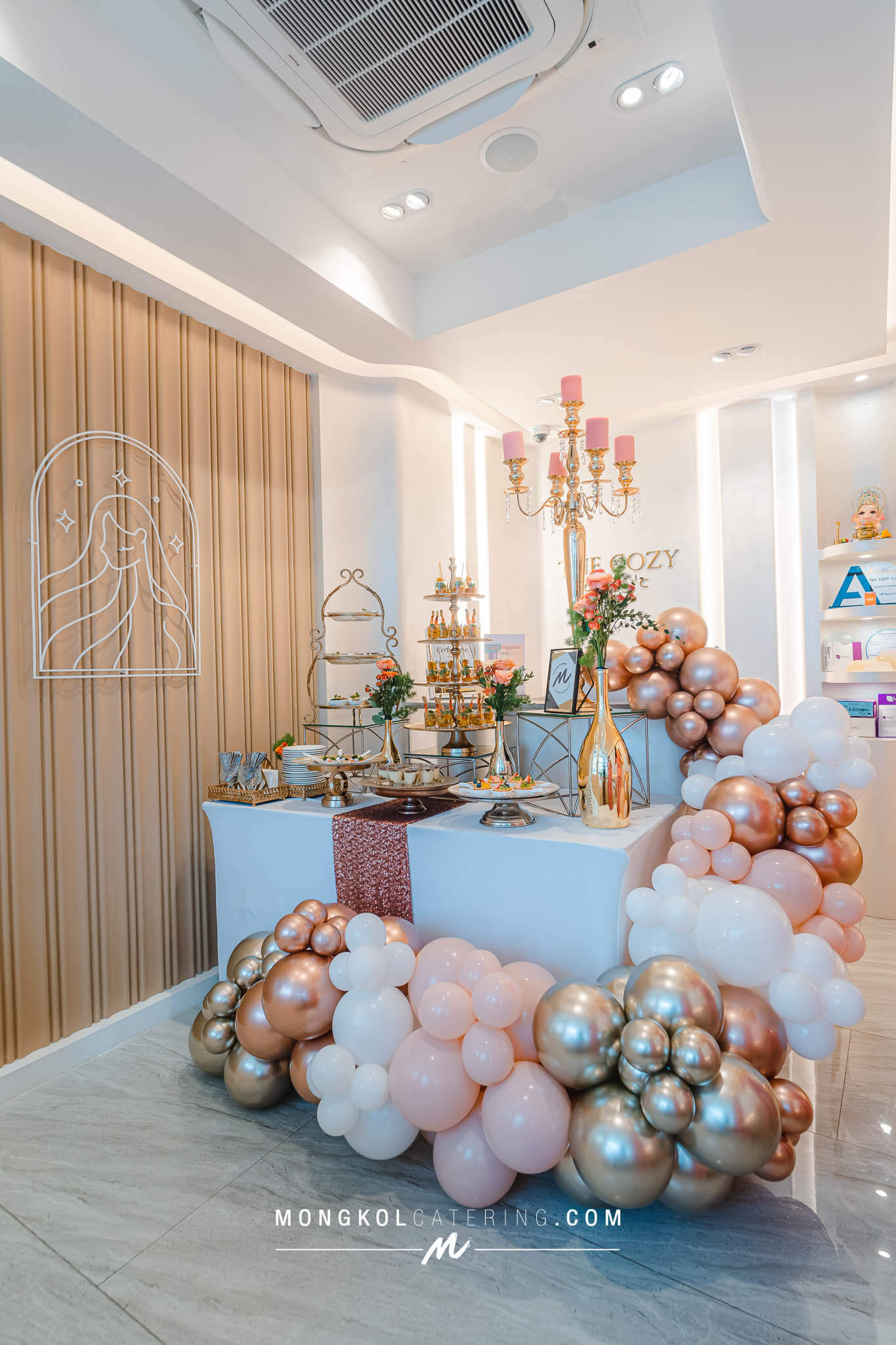 ค็อกเทลตีม บอลลูน Rose gold พร้อมจัดโต๊ะนั่งทาน Long Table @ The Cozy Clinic