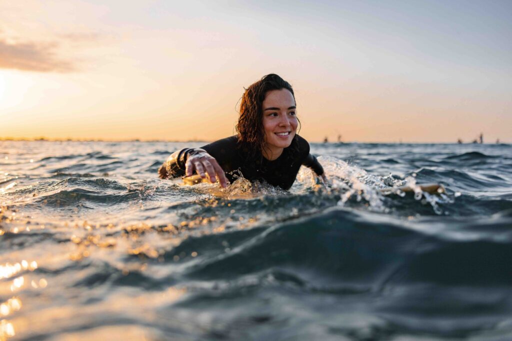 Aktive junge Frau freut sich auf ein brillenfreies Leben nach Augenlasern bei nordBLICK