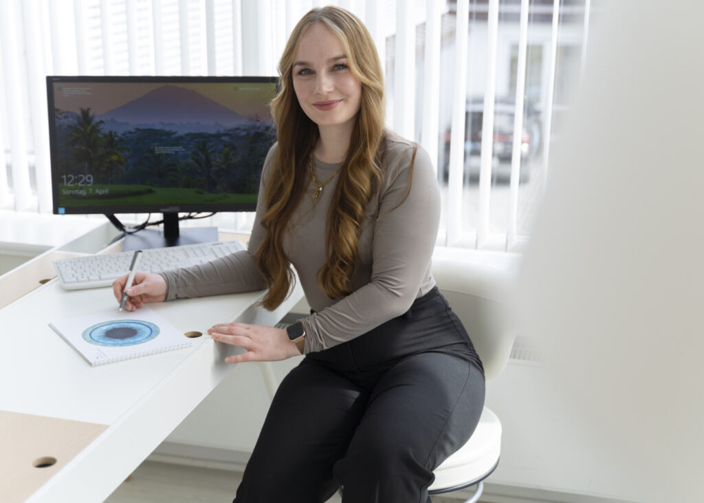 Augenlaser Expertin Leah im Beratungszimmer bei nordBLICK in Kiel
