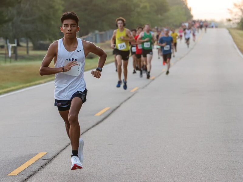 Alex Martinez gains the lead with hundreds of runners behind him. Martinez won the 5K in a time of 17:35.