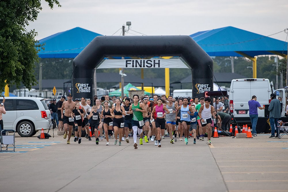 runners take off from the start line.