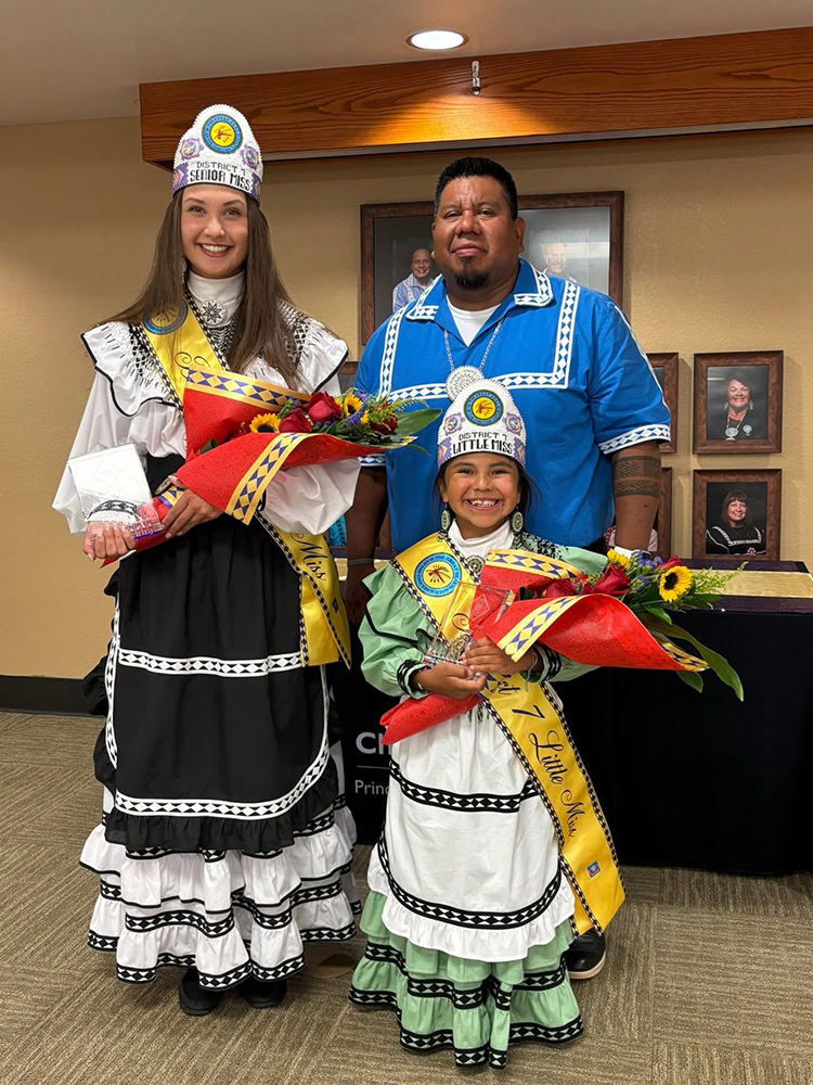 Two Choctaw princesses pose for a photo with Councilman Joey Tom.
