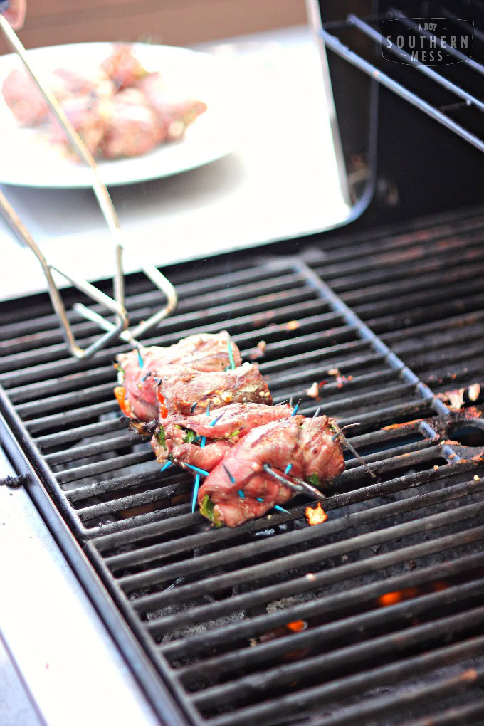 In under 30 minutes, you can prepare this delicious steak goodie that tastes even better than any restaurant could do! This Spicy Cotija Steak Pinwheel recipe is so easy that anyone can do it!