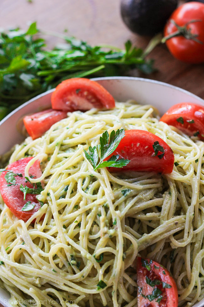 garlic avocado pasta easy 20 minute gluten-free meal for those busy weeknights! www.blessherheartyall.com