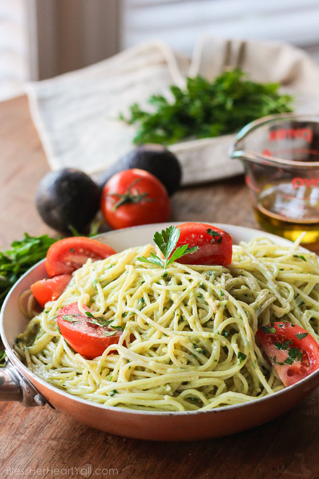 garlic avocado pasta easy 20 minute gluten-free meal for those busy weeknights! www.blessherheartyall.com