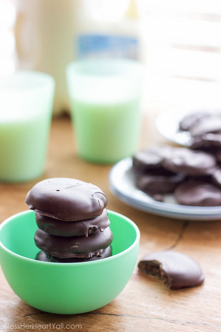 gluten-free thin mint cookies! These gluten-free thin mint cookies are the best gluten-free Girl Scout cookie copy cat recipe that it just may beat out the real thing! Get your Girl Scout cookie fix the homemade way with these crisp, minty, chocolate favorites!