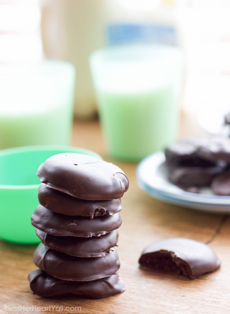 gluten-free thin mint cookies! These gluten-free thin mint cookies are the best gluten-free Girl Scout cookie copy cat recipe that it just may beat out the real thing! Get your Girl Scout cookie fix the homemade way with these crisp, minty, chocolate favorites!