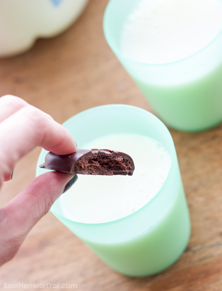 gluten-free thin mint cookies! These gluten-free thin mint cookies are the best gluten-free Girl Scout cookie copy cat recipe that it just may beat out the real thing! Get your Girl Scout cookie fix the homemade way with these crisp, minty, chocolate favorites!