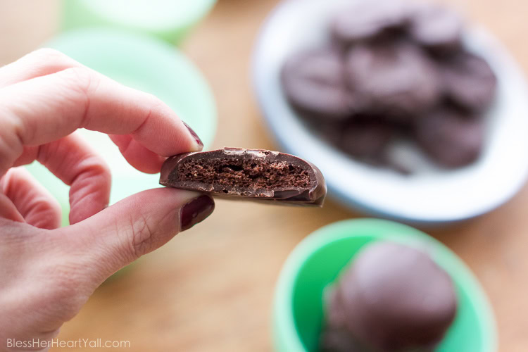 gluten-free thin mint cookies! These gluten-free thin mint cookies are the best gluten-free Girl Scout cookie copy cat recipe that it just may beat out the real thing! Get your Girl Scout cookie fix the homemade way with these crisp, minty, chocolate favorites!