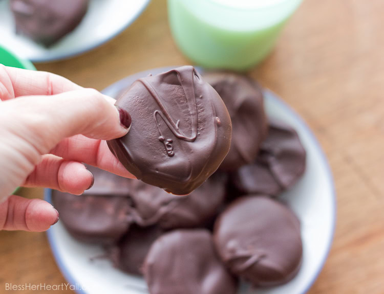 gluten-free thin mint cookies! These gluten-free thin mint cookies are the best gluten-free Girl Scout cookie copy cat recipe that it just may beat out the real thing! Get your Girl Scout cookie fix the homemade way with these crisp, minty, chocolate favorites!