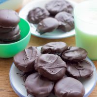 gluten-free thin mint cookies! These gluten-free thin mint cookies are the best gluten-free Girl Scout cookie copy cat recipe that it just may beat out the real thing! Get your Girl Scout cookie fix the homemade way with these crisp, minty, chocolate favorites!