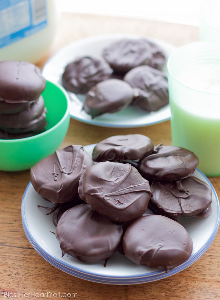 gluten-free thin mint cookies! These gluten-free thin mint cookies are the best gluten-free Girl Scout cookie copy cat recipe that it just may beat out the real thing! Get your Girl Scout cookie fix the homemade way with these crisp, minty, chocolate favorites!