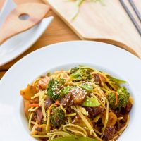 This slow cooker beef lo mein tosses budget-friendly pieces of beef into an easy asian-inspired sauce and turns in into a delicious spicy garlicky noodle-y gluten-free dish that's perfect for those busy weeknights!