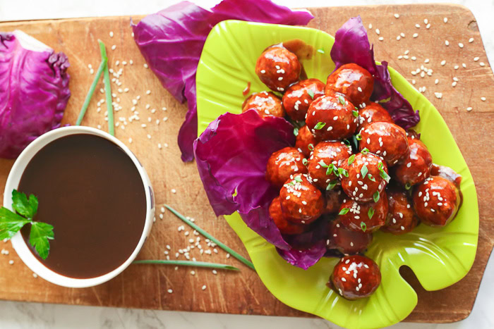 asian chicken meatballs with sesame seeds on top