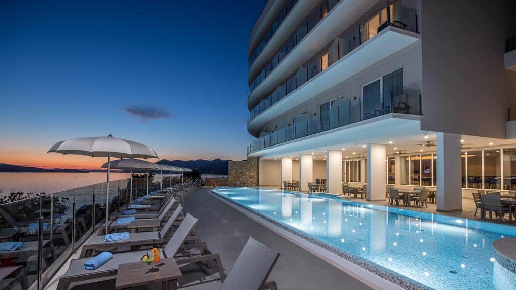 royal blue hotel outside view