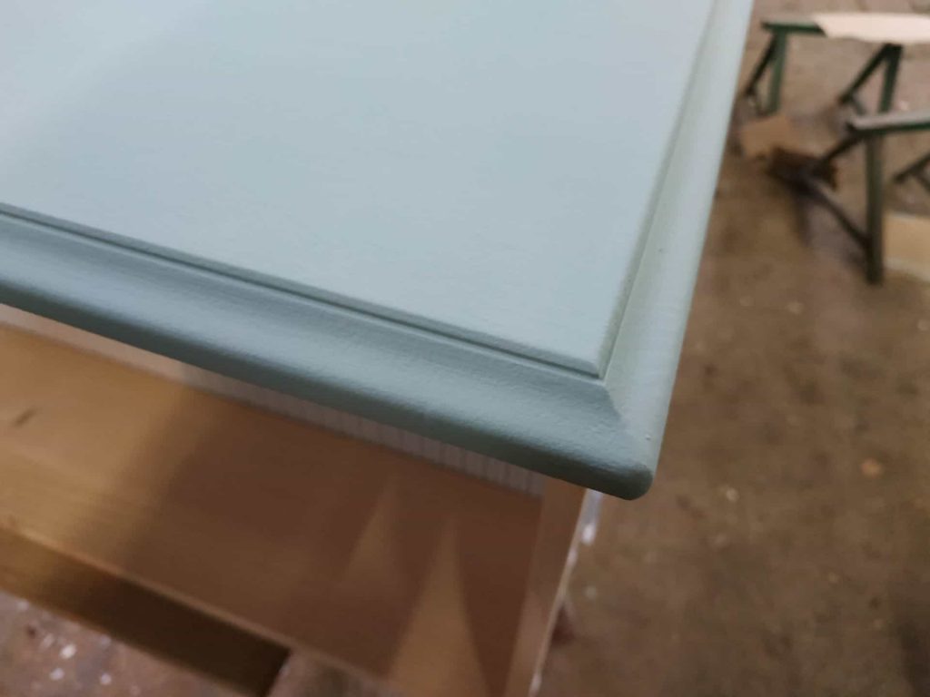 Un tiroir après deux couches de peinture