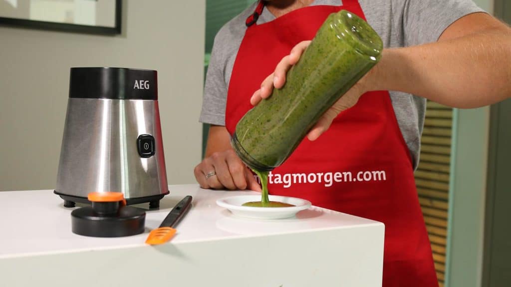 AEG SB2400 PerfectMix - Fertiger Pesto wird aus dem Mixbehälter in eine flache Schale gefüllt