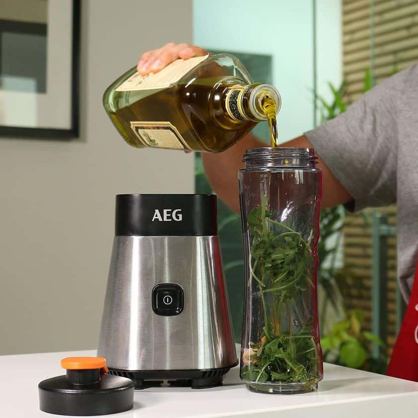 AEG SB2400 PerfectMix - Pesto-Zubereitung: Zugabe von Olivenöl in den Behälter