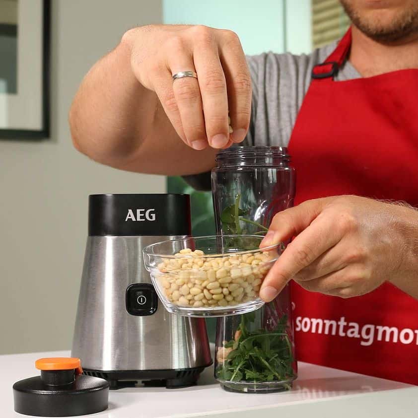 AEG SB2400 PerfectMix - Pesto-Zubereitung: Hinzufügen von Pienienkernen aus einer Glasschale