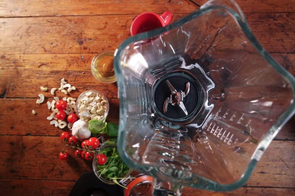 Bosch SilentMixx Pro - Blick auf die Klingen am Boden des geöffneten Glaskrugs