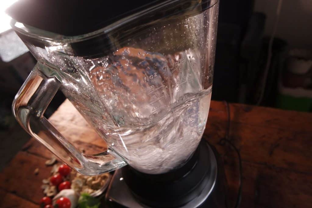 Der Bosch SilentMixx Pro Standmixer in Betrieb - im Glaskrug wirbelt Wasser