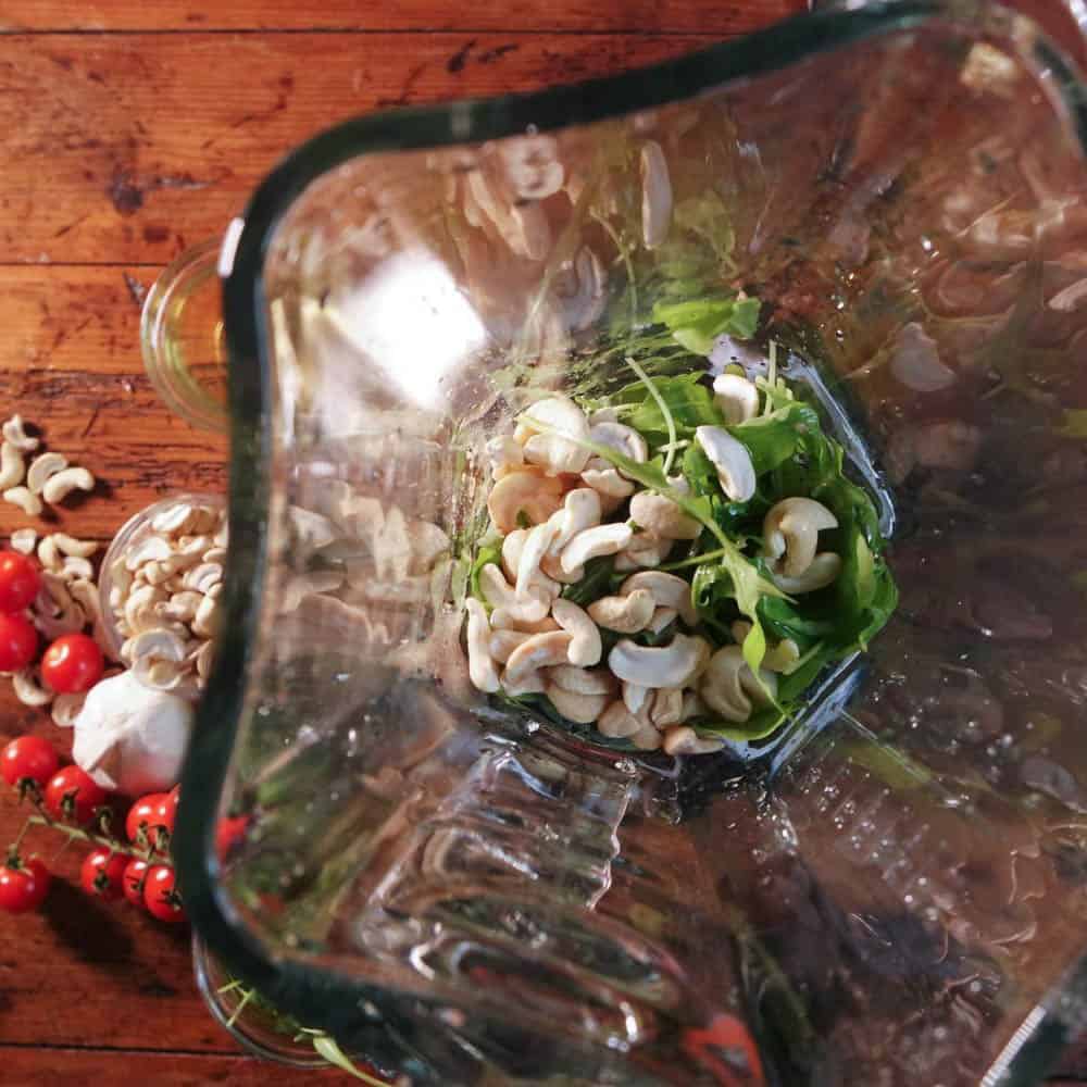 Blick auf die Zutaten für Pesto-Herstellung im Bosch SilentMixx Pro Standmixer, am Boden des Glaskrugs